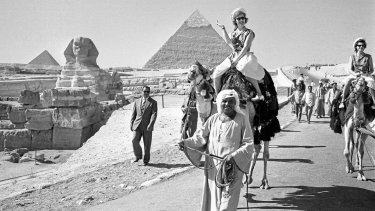 En væsentlig del af det at blive dannet eller uddannet til regent består i at rejse og lære andre kulturer og sprog at kende. Her besøger tronfølgeren Margrethe i 1962 Egypten og ser pyramiderne og Sfinksen fra kamelryg.
