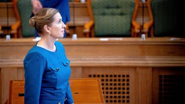 Mette Frederiksen på vej til talerstolen under Folketingets åbning i går. Statsministerens åbningstale tog udgangspunkt i klimapolitikken.