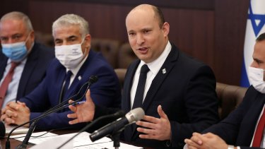 Naftali Bennett og den israelske koalitionsregerings udmelding om, at der skal opføres over 1300 nye boliger på Vestbredden, vækker møder massiv kritik - både i landet og international politik.