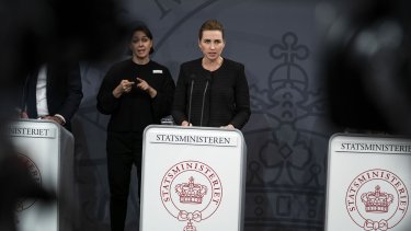”Vi får brug for samfundssind. Vi får brug for hjælpsomhed. Jeg vil gerne sige tak til borgere, virksomheder, arrangører, frivillige organisationer – alle, der indtil nu har vist, at det er præcist det, vi har i Danmark – samfundssind,” sagde Mette Frederiksen på pressemøde den 11. marts 2020, da hun lukkede samfundet ned på grund af corona.