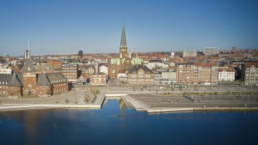 Kirkers placering i bybilledet er et spørgsmål om identitet. Sejler man ind i Aarhus, ser man tårnet på domkirken på lang afstand. Den danner identitet for byen. Den identitet vil drukne, når himmelstormerne bygger på havnen.