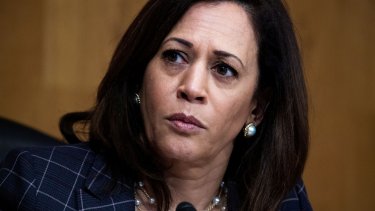 Glansen synes allerede at være gået af Kamala Harris blot 10 måneder efter magtskiftet i USA. Og i takt med, at vicepræsidentens greb om embedet synes at glide hende af hænde, er forestillingen om, at Biden uigenkaldeligt har kåret Harris som sin efterfølger, blevet en stadig større kilde til gnidninger og bekymringer i Det Demokratiske Parti.