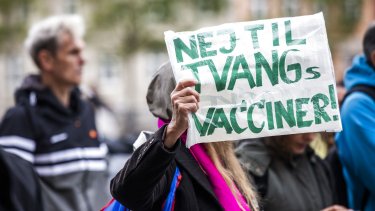 Stadig flere lande udelukker ikke-vaccinerede fra store dele af samfundet som følge af coronapandemiens fjerde bølge, mens vaccinerede og folk, der har været smittet med covid-19, kan vende tilbage til et noget nært normalt liv.