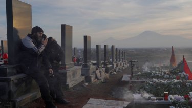 "Der er ikke noget at sige til, at armenierne i Nagorno-Karabakh frygter det værste og føler sig svigtet af EU og Vesten," skriver udlandsredaktør Kerrin Linde. På billedet ses armeniere på Yerablur Pantheon kirkegård, hvor de mindes de døde i konflikten om Nagorno-Karabakh.