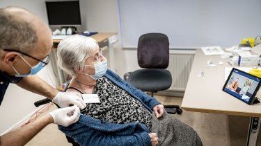 Den dengang 83-årige Jytte var en af de første danskere, som fik corona-vaccinen. Nu står flere ældre på spring for at få stik nummer tre.