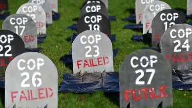 Selvom COP26 vil gå over i historien som det første klimatopmøde, der direkte udpeger kul og olie som årsagen til den globale opvarmning, var det ikke alle, der var tilfredse med resultatet. På billedet ses gravstene over klimatopmøderne, som demonstranter har opstillet.
