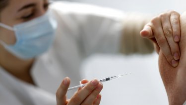 I Danmark er flere blevet tilbudt et tredje vaccinestik mod corona, og det samme sker i størstedelen af de øvrige europæiske lande, som er ramt af en ny smittebølge.