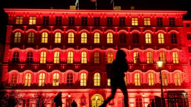 Østrigs udenrigsministerium lyste rødt den 17. november 2021 i Wien, Østrig. Kampagnen "Rød onsdag" er arrangeret af den internationale katolske hjælpeorganisation "Kirche in Not", "Kirken i Nød".