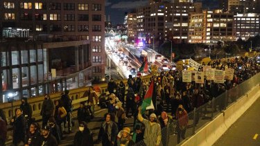 Demonstranter krydser Brooklyn Bridge i protest over, at Kyle Rittenhouse blev frifundet i retssagen om de to menneske, han dræbte i sensommeren 2020.