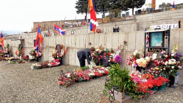 Et år efter at den seneste konflikt mellem Armenien og Aserbajdsjan sluttede i aserbajdsjansk favør, mindes armenierne i Nagorno-Karabakhs hovedby, Stepakanakert, deres døde. I alt døde omkring 6500 i konflikten. – Foto: Ashot Muradyan.