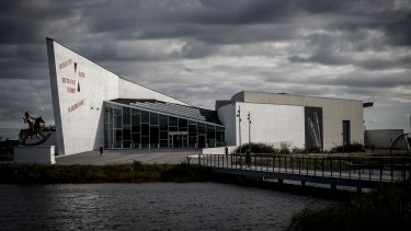 Skyerne hænger tungt over Arken. I denne uge kom det frem, at 20 medarbejdere føler sig intimideret af en person, der er placeret lige under den øverste chef.