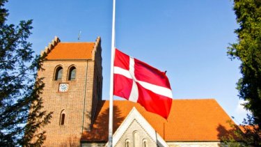Døden er en hændelse, der kalder på billeder og poesi, skriver Annette og Jørgen Due Madsen i deres svar.