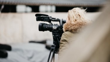 "Indtil vi har en afklaring af, hvilke forhold der egentlig gælder, opfordrer vi derfor til, at man tænker sig godt om," lyder det fra formanden for Dansk Journalistforbund.