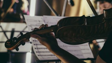 "Inden den medrivende Mahler-symfoni havde vi fået lejlighed til at opleve et af Europas største violintalenter, den blot 18-årige María Dueñas fra Spanien," skriver Peter Dürrfeld om den første torsdagskoncert i november.
