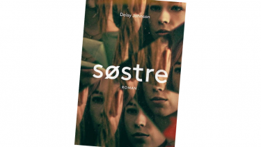 Daisy Johnsons "Søstre" oversat af Rasmus Hastrup er for alle, der elsker at læse, "så hårene rejser sig i nakken og på armene", skriver anmelder Jeppe Krogsgaard Christensen.
