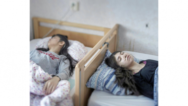 Mellem 2014 og 2020 er i alt 426 børn blevet behandlet for ”opgivenhedssyndrom” i Sverige. Allerede i 1998 begyndte de såkaldt apatiske flygtningebørn at dukke op, men i 2018 blev fænomenet verdenskendt, da den svenske fotograf Magnus Wennman vandt førstepladsen i menneske-kategorien i den prestigefyldte World Press Photo-konkurrence. Wennmans foto viser Djeneta (til højre), der har lidt af opgivenhedssyndrom i 2,5 år, og søsteren Ibadeta, der har været apatisk i et halvt år. Søstrene, der stammer fra Kosovo, befinder sig i Dalarna.