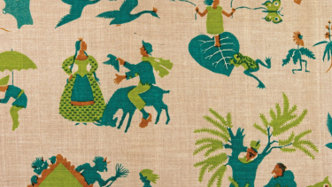 Mønstret ”H.C. Andersen” fra 1937 med motiver fra eventyrene ”Fyrtøjet”, ”De vilde svaner”, ”Den lille havfrue”, ”Den lille Idas blomster”, ”Den standhaftige tinsoldat”, ”Hyrdinden og skorstensfejeren”, ”Klods-Hans”, ”Ole Lukøje”, ”Svinedrengen”, ”Tommelise” og ”Toppen og bolden”. – Foto fra bogen.