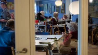 "I dag hersker der et minut-tyranni, som burde erstattes af en mere skånsom måde at arbejde på," skriver Erik Bjerager om de sosu-assistenter, der i dag arbejder i ældreplejen.