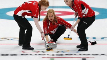 Danmark skal ikke boykotte Vinter-OL i Kina, men arbejde for, at sporten bliver et apolitisk frirum i verden, skriver chefredaktør Erik Bjerager. Billedet illustrerer de danske curling-kvinder ved sidste Vinter-OL, der blev afviklet i Sydkorea.