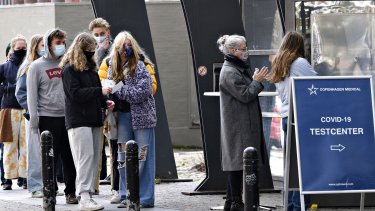 Coronapandemien igen lagt sig som en tung dyne over verden og er en af de ting, der kan give anledning til bekymring. Men husk også de ting, der er at glædes over, skriver Erik Bjerager.