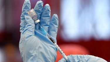 I august blev en tysk sygeplejerske ansat ved et vaccinationscenter i landdistriktet Friesland i delstaten Niedersachsen afsløret i at have givet en lang række personer en saltvandsindsprøjtning i stedet for en covid-19-vaccine.
