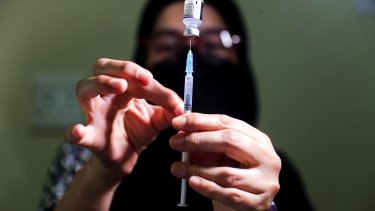 En sundhedsdirektør fra Oxfam UK fremhæver, at de fleste afrikanske lande har været en del af Covax-programmet, men hidtil ikke har modtaget de lovede doser – og det uanset om de har betalt eller hører til dem, der er så fattige, at de er afhængige af donationer.