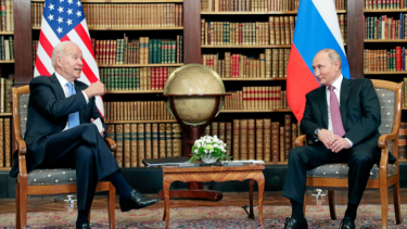 For 30 år siden lagde deres forgængere Sovjetunionen i graven. Nu er Biden og Putin på kanten af en stedfortræder-krig