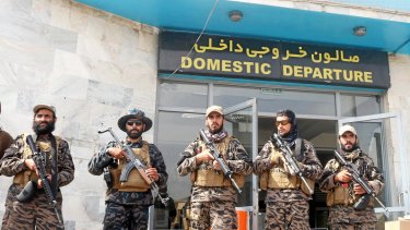Afghanske soldater står vagt ved indgangen til lufthavnsbygningen i Hamid Karzai International Airport i Kabul, dagen efter at de sidste amerikanske soldater forlod landet.