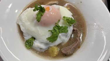 Ramen er en typisk japansk nudelsuppe, som her serveres med et pocheret æg på toppen. Fintskåret oksefilet simrer blot med i nogle minutter.
