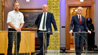 Den rødgrønne blok fik flertal ved mandagens norske Stortingsvalg. Står det til Arbejderpartiets Jonas Gahr Støre (th), bliver han nu leder af en regering med deltagelse af både Socialistisk Venstrepartis Audun Lysbakken (tv.) og Centerpartiets Trygve Ved