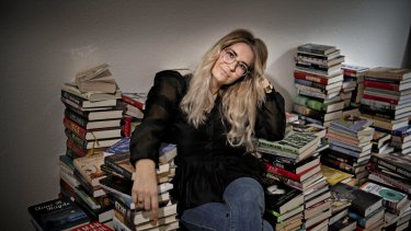 Julie Rasmine Larsen har siden 2016 haft sit online bogunivers Litfix, hvor hun blandt andet skriver anmeldelser, boganbefalinger og forfatterinterviews.