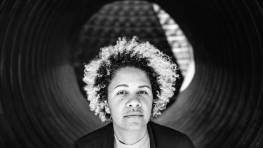 Olivia Wenzels roman fortæller på fragmenteret vis om en lesbisk, brun og søgende kvinde i en hvid, heteronormativ og kapitalistisk kultur.