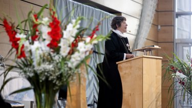 Biskop over Haderslev Stift, Marianne Christiansen, prædikede ved festgudstjenesten på A.P. Møller Skolen i Slesvig, da Dansk Kirke fejrede 100-årsjubilæum med fire måneders forsinkelse, og provst for Sydslesvig, Hasse Neldeberg Jørgensen, var liturg.