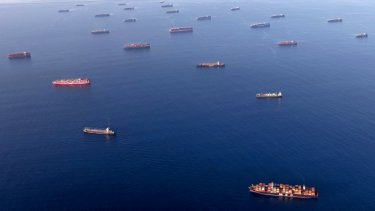 Containerskibe ligger i disse dage mange steder i verden for anker. Ved Los Angeles i Californien er der hundredvis af skibe. Verden oplever omfattende forsyningsproblemer som følge af en buldrende efterspørgsel efter coronapandemien.