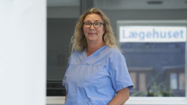 Speciallæge i almen medicin Helene Larsson mener, at samfundet er præget af en uhensigtsmæssig dødsangst, og at statsminister Mette Frederiksen pustede til ilden med sin corona-udtalelse om, at ”hvert mistet liv er en tragedie”.