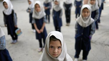 Små piger i Afghanistans hovedstad, Kabul, venter i skolegården på at komme til undervisning. Derimod har piger fra sjette klassetrin og opefter siden Talebans magtovertagelse i august endnu ikke fået lov til at vende tilbage til klasserne i størstedelen