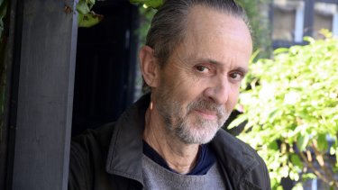 "Børn tænker jo alligevel over alle de svære ting i en ret tidlig alder, hvor de kommer og spørger, om det er rigtigt, at man skal dø og den slags, så jeg tænker, at oplæsningsbøger for børn er gode redskaber til at få nogle gode snakke med sit barn,” siger Kim Fupz Aakeson om sin nye børnebibel.
