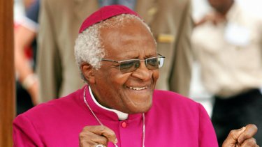 Desmond Tutu ses her dansende på Forsoningsdagen i Sydafrika i 2005.