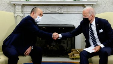 Mens hans forgænger, Benjamin Netanyahu, i sine mange år ved magten havde et anspændt forhold til demokratiske præsidenter i USA, har Naftali Bennett i sine første 100 dage som israelsk premierminister bevidst arbejdet på at forbedre forholdet til USA og