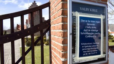 Jævnfør de statslige regler er kirken lukket, stod der på Valby Kirke i Nordsjælland under coronakrisen. Men fik staten lov at bestemme for meget over kirken? Det mener Mikale Wandt Laursen.