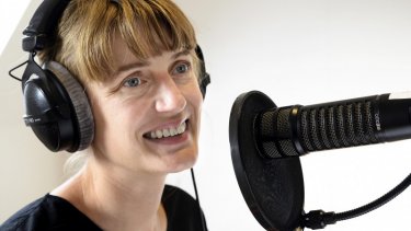 Lise Kabell Søgaard og Frederik Meldgaard Lauridsen indspiller podcast i studiet.