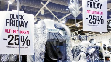 De fleste danskere har vænnet sig til grænseløst forbrug som på den helt store indkøbsdag Black Friday i november, men den aktuelle varemangel forstyrrer vores forbrugeradfærd, påpeger flere iagttagere.