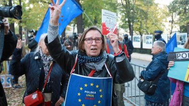 Demonstranter er utilfredse med den polske forfatningsdomstols beslutning om, at den polske forfatning står over EU-lovgivningen.