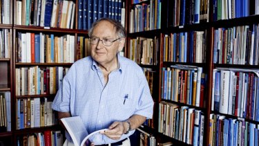 73-årige Henri Goldstein, der er formand for Det Jødiske Samfund, er speciallæge i gynækologi og har været overlæge ved Sankt Lukas Hospice og centerchef og ledende overlæge på Sygehus Sønderjylland. Han er dr.med., cand.mag. Han har også tidligere været