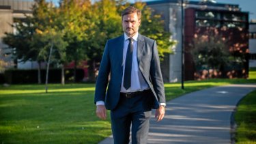 Jens Ringsmose er i fritiden træner i sin datters håndboldklub. Tiden sammen i håndboldhallen er en slags levetidsforlængelse af far-datterrelationen midt i en teenagetid, hvor han som far ellers ikke er i høj kurs, forklarer han.