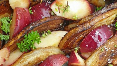 Kunsten er at give æblerne en smule bid og finde balancen mellem flæskets fedt, de syrlige æbler og det sukker, man tilføjer, skriver Poul Joachim Stender om æbleflæsk.