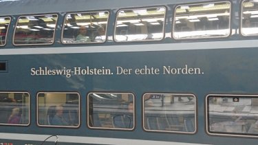 Sådan markedsfører delstaten Slesvig-Holsten sig på togene. Som det sande nord.