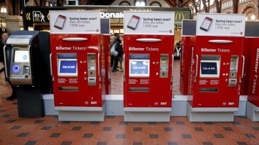 Hvorfor er der ikke en billetluge på togstationer længere, spørger læser. På de største stationer er der automater, som stort set altid er ude af drift, og på pc går det ikke bedre. – Foto: