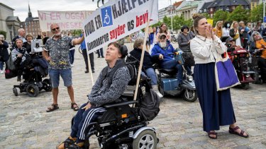 0I juni samledes demonstranter på Christiansborg Slotsplads for at protestere imod regeringens og KL’s økonomiaftale for 2022 og krævede flere penge til omsorg for handicappede. En ny undersøgelse viser, at mange føler sig diskriminerede på grund af deres handicap.