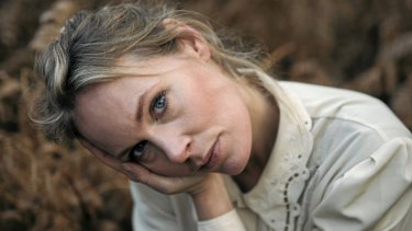 "Vi er en generation og en kultur, der er ekstremt optaget af kontrol,” siger forfatter Josefine Klougart. I sin nye bog ”Alt dette kunne du få” undersøger og opsøger hun erfaringen af at give sig hen for at kunne gå i ét med noget, der er større end os s